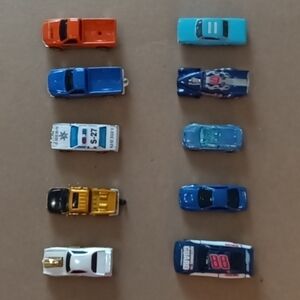 EUC 9 toy vehicles Maisto, Hot Wheels, & Matchbox cars pickups coupes, some VTG